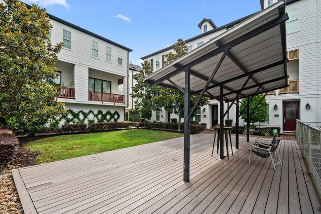 Building Photo - 816 Ennis St