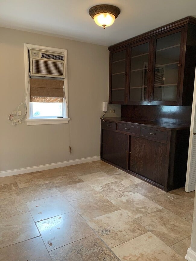 Building Photo - 902 1/2   E 43rd