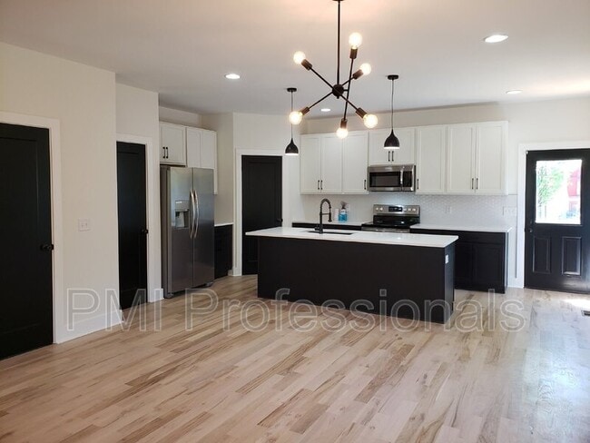 Building Photo - 215 Eisenhower Dr