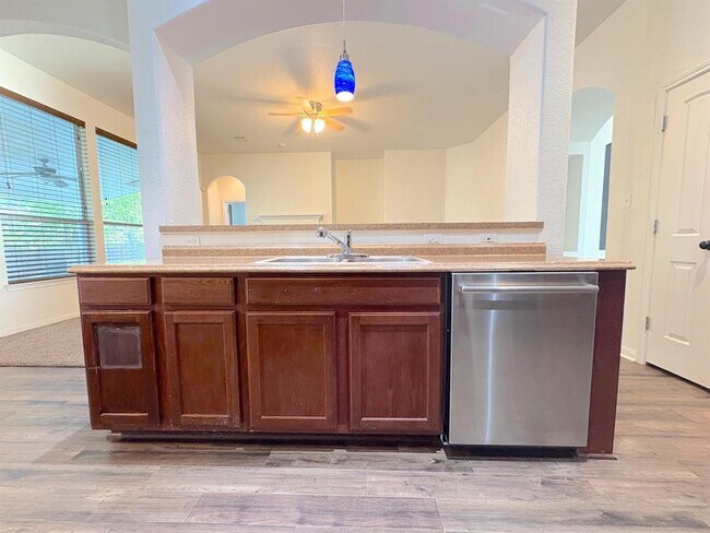 Building Photo - 313 S 6th St