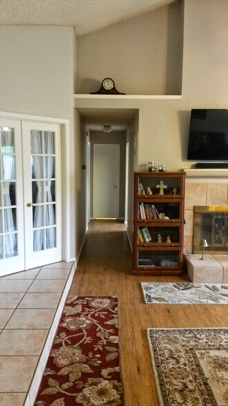 Building Photo - 3402 Meadowview Dr