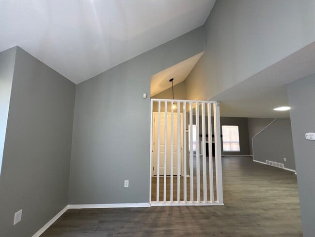 Building Photo - Newly Refreshed 3 bedroom 2 bath duplex