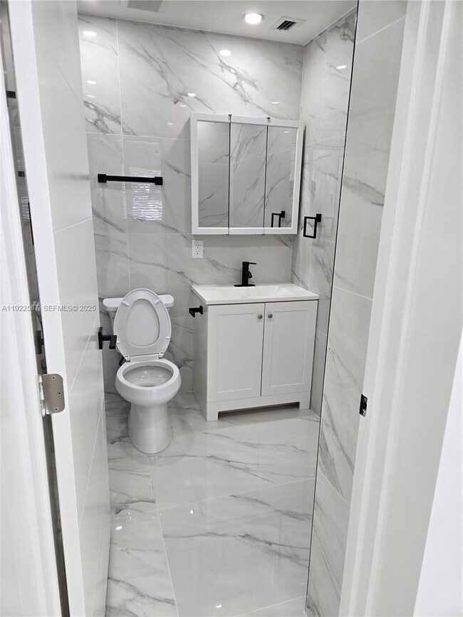 Building Photo - 987 NE 145th St