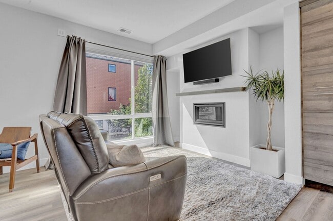 Building Photo - Stunning 3-bedroom, 4-bathroom townhouse!