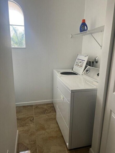 Building Photo - 9555 Phipps Ln