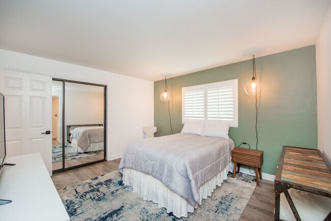 Building Photo - Costa Mesa Newport Heights Stunner!