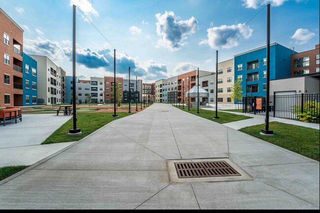 Building Photo - 2023 N Broadmoor Ave