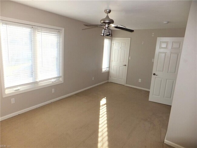 Building Photo - 4420 Clyde St