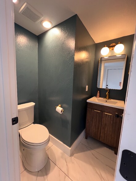 Building Photo - 641 Wintergreen Ln