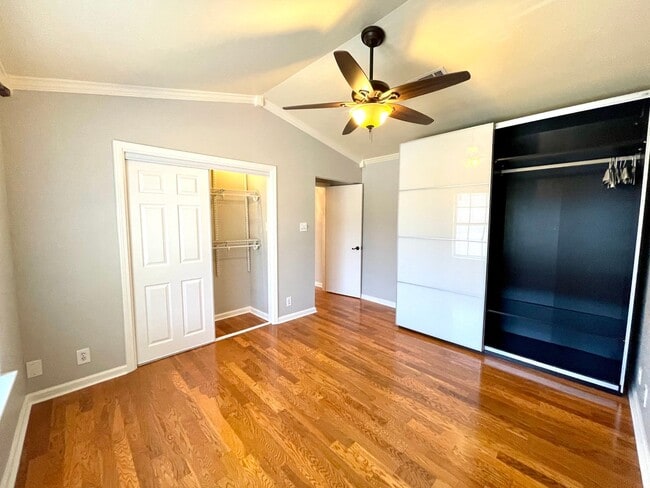 Building Photo - Cozy 1 Bedroom, 1 Bathroom Condo In the He...