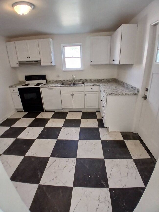 Building Photo - Newly Renovated 4BR/1BA Single-Family Home with Garage – Cleveland