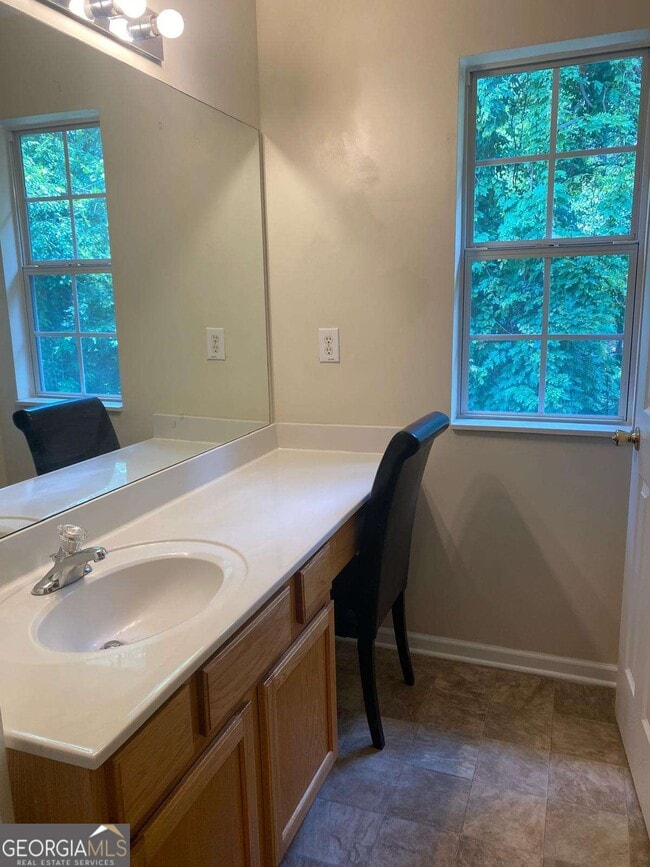 Building Photo - 2858 Parkway Close