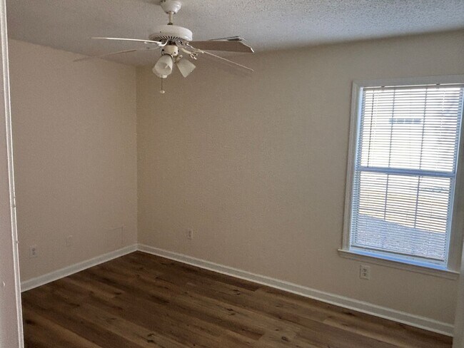 Building Photo - Beautiful 3 bedroom 2 bath house in Castlewood