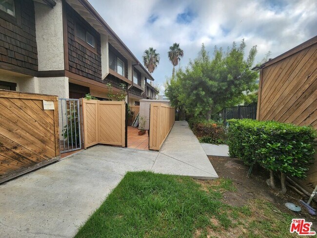 Building Photo - 601 S Van Ness Ave