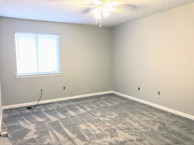 Building Photo - 2 bedroom 1 bathroom Duplex | Landscaping Included