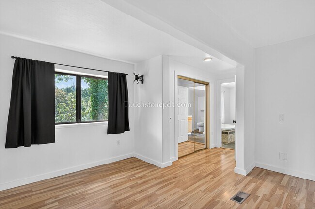 Building Photo - 4.5 Acre Dream Home in Oregon City Awaits