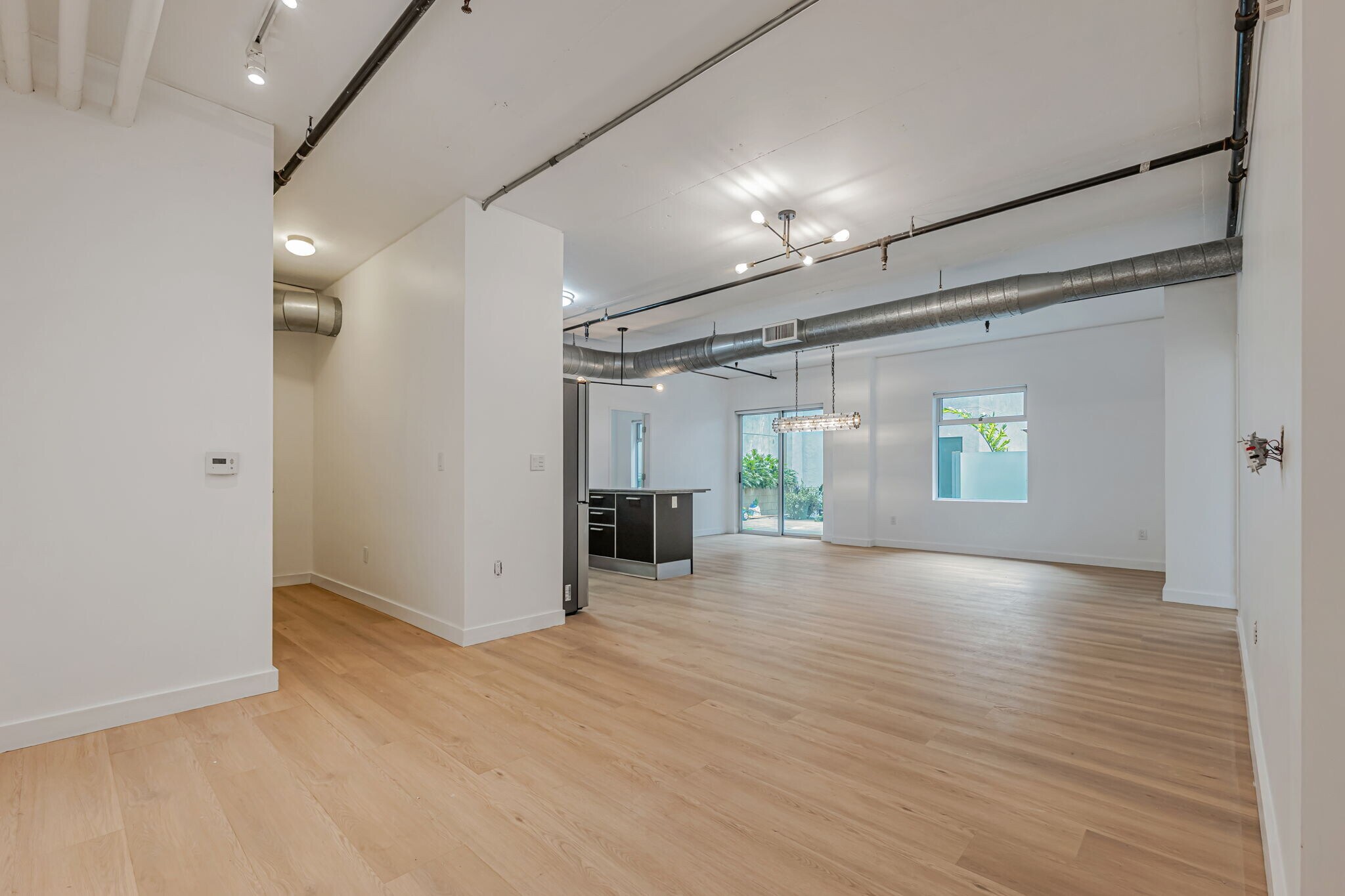 Building Photo - 645 W 9th St