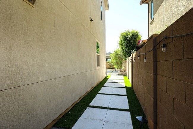 Building Photo - Stunning 5 Bed/5Bath Home in Gated Community – Over 3,100 SqFt of Modern Living -New Carpet throu...