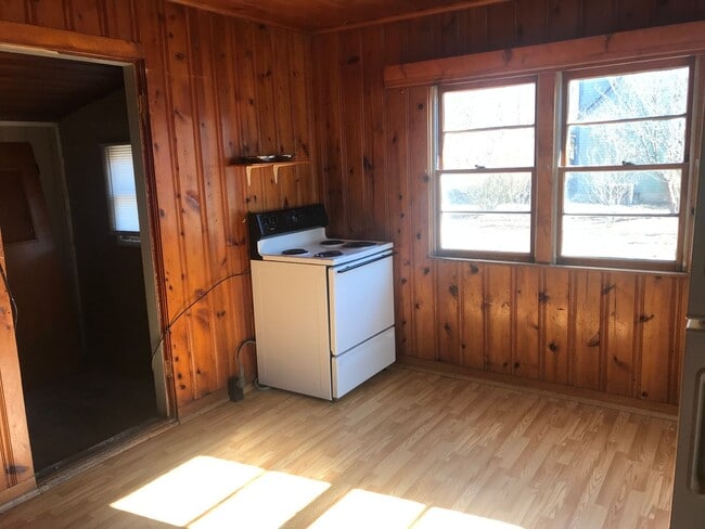 Building Photo - 2 Bedroom House - Pet Friendly