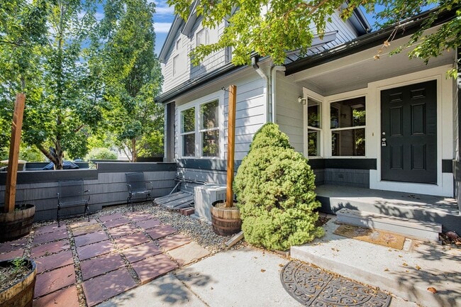 Building Photo - 2 bedroom, 3 bath townhome is now available. *5 MONTH LEASE WITH OPTION TO RENEW FOR 12*