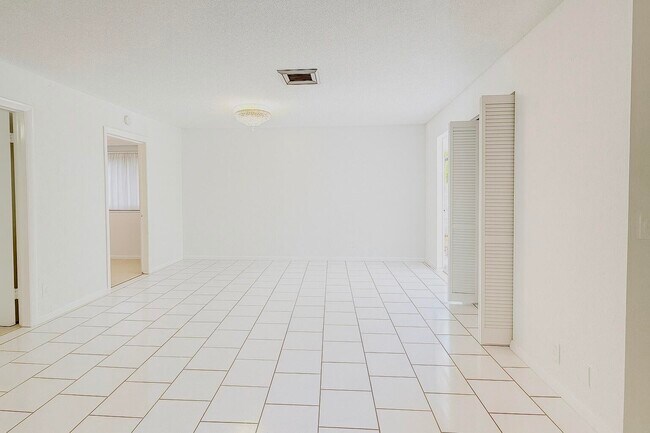 Building Photo - 1739 Embassy Dr