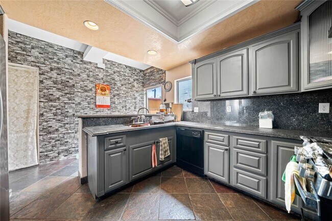 Building Photo - 1010 W Wilson St