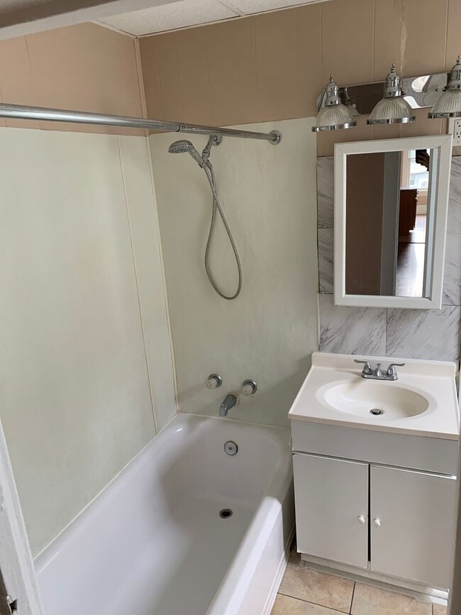 Building Photo - 1715 Park St