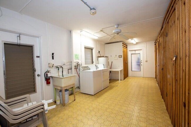 Building Photo - 651 Pine Dr