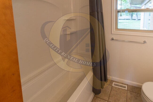 Building Photo - Available Now in Flint Twp.!!