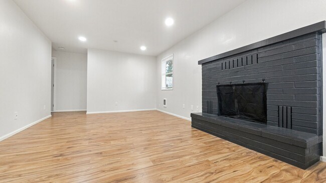 Building Photo - Updated 2-Bed Home Near Parks, Transit, and Light Rail