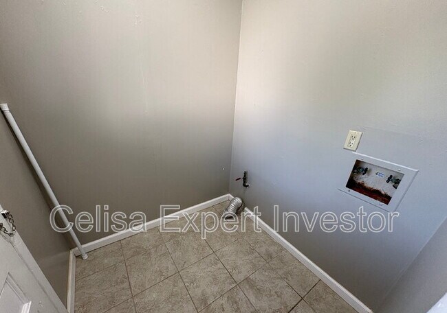 Building Photo - 4611 Dutchess Ln
