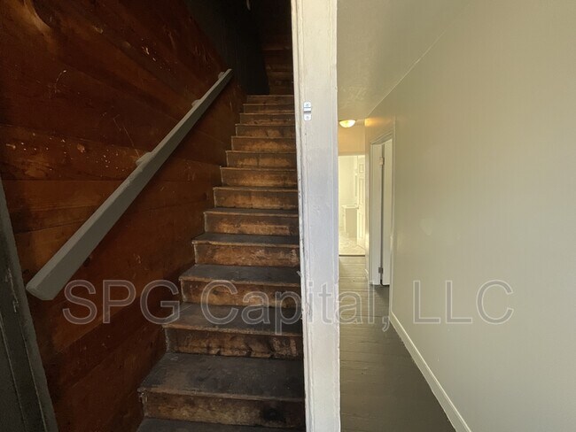 Building Photo - 246 Walnut St