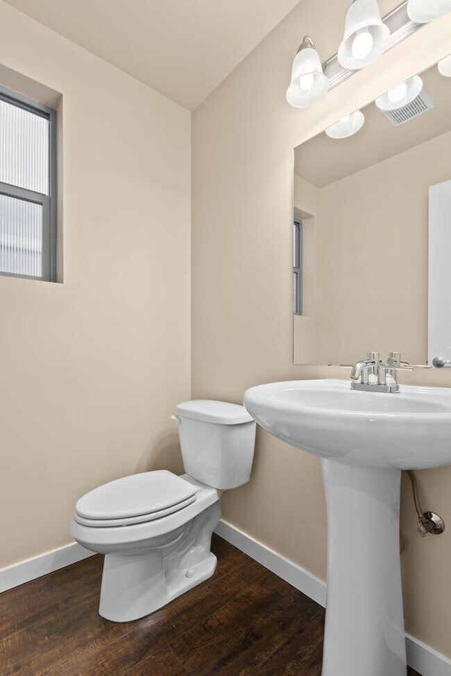 Building Photo - 2bd/2.5ba Seattle Townhome