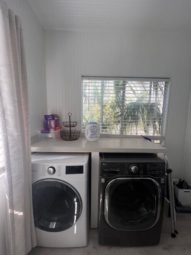 Building Photo - 6bd/3ba with Central AC Walking Distance t...