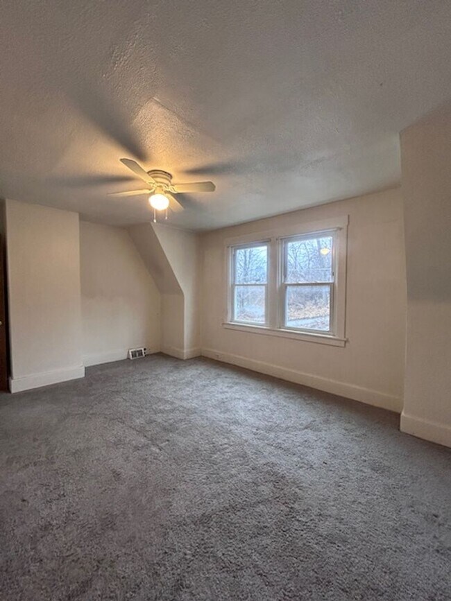 Building Photo - 2 Bedroom House - Available Now!