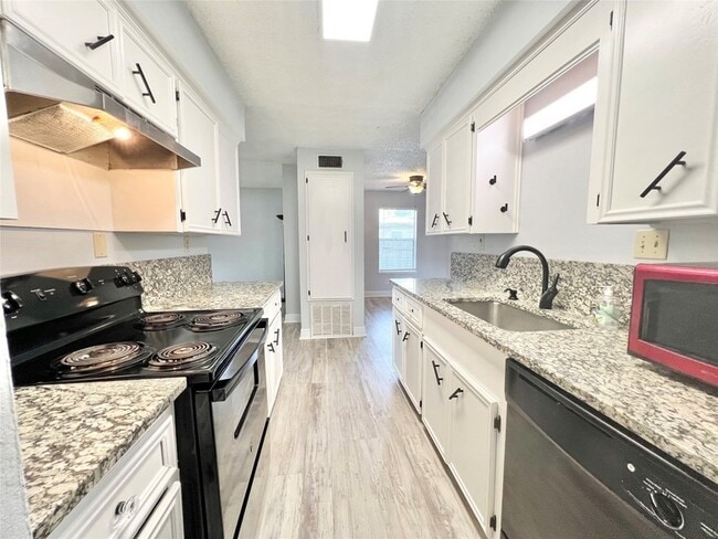 Building Photo - 4021 Avenue Q 1/2