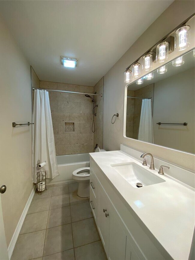 Building Photo - 1202 Thorpe Ln