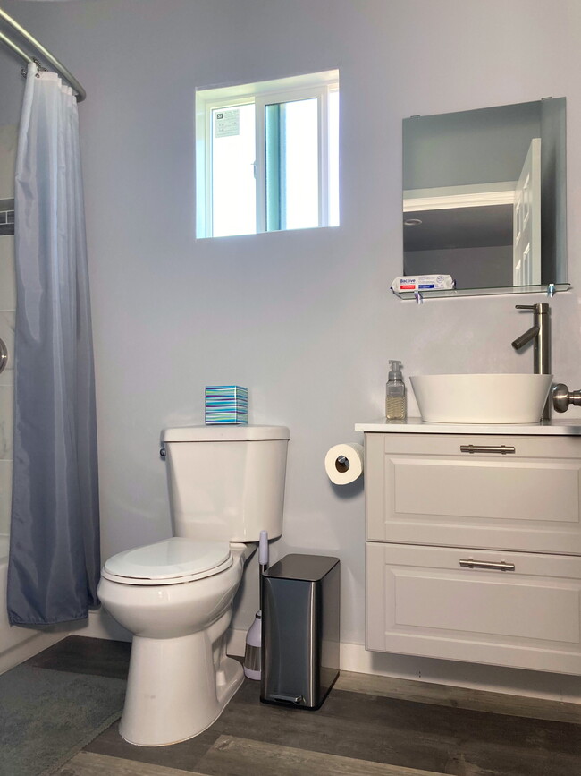 Full bathroom - 1026 W 168th St