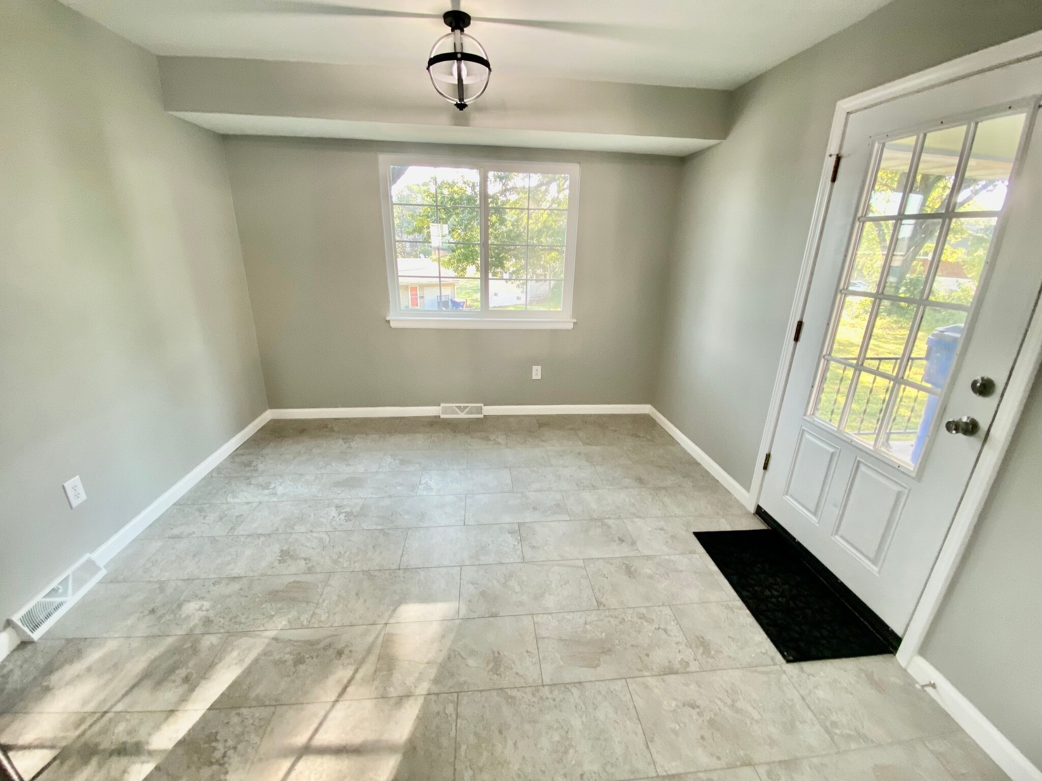 Eat-in kitchen area (car port entrance) - 312 Crestview Dr