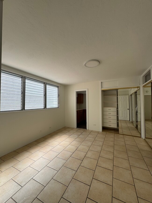 Building Photo - 2355 Ala Wai Blvd