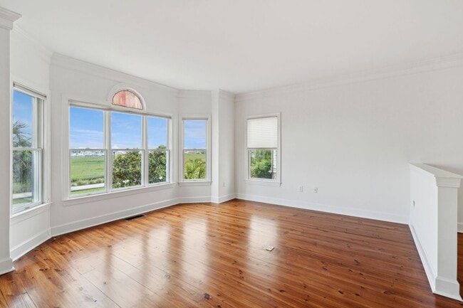 Building Photo - Move In Ready Waterfront Townhome in Downt...