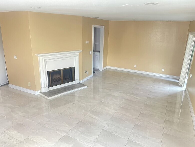 Building Photo - 660 Golden Springs Dr