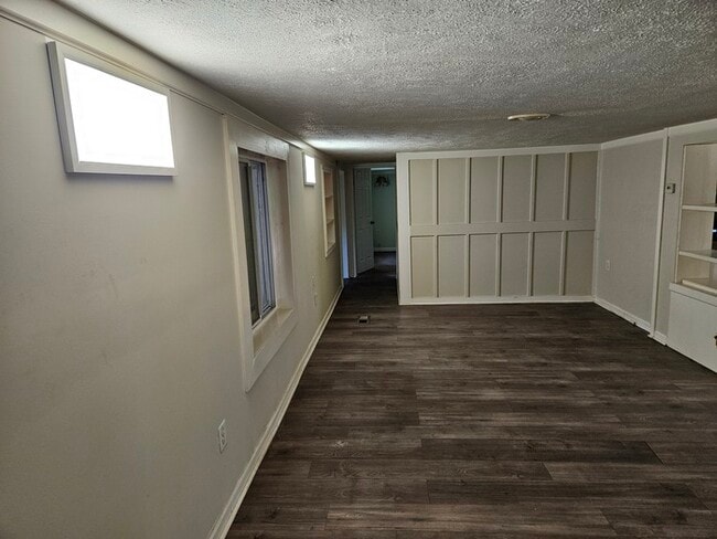 Building Photo - 2 Bedroom 2 Baths Ranch Home