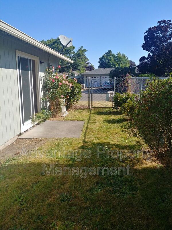 Building Photo - 1708 Del Rio Ave SE