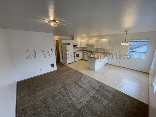 Building Photo - 3 Bedroom Lakewood Duplex