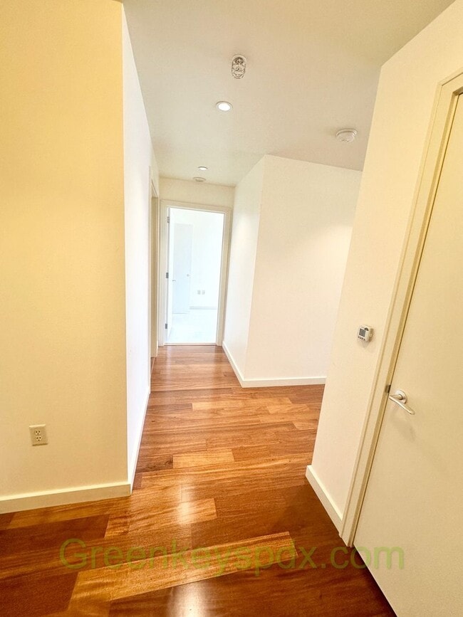 Building Photo - Spacious, open-concept 1-bedroom 16th floo...