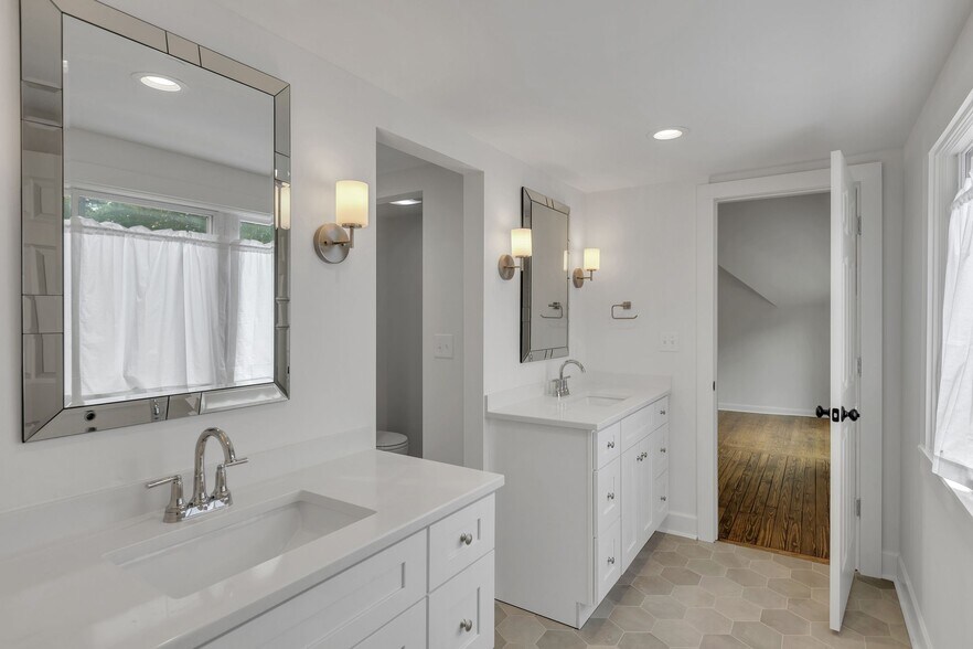 Primary bathroom with double sinks. - 921 Wilson Blvd
