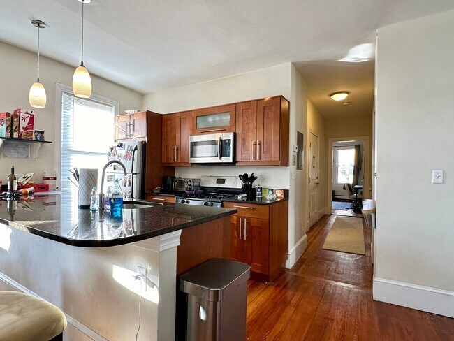 Building Photo - Mission Hill 5 -Bed