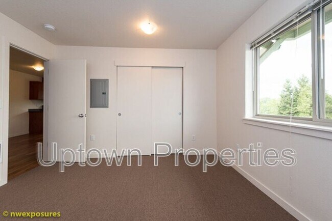 Building Photo - 4775 SW Franklin Ave