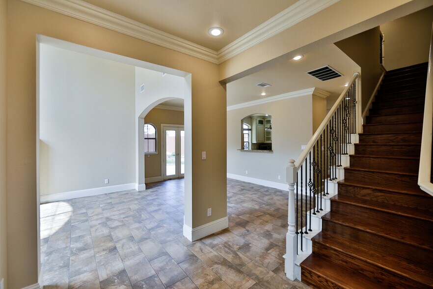 Building Photo - 2921 Normah St